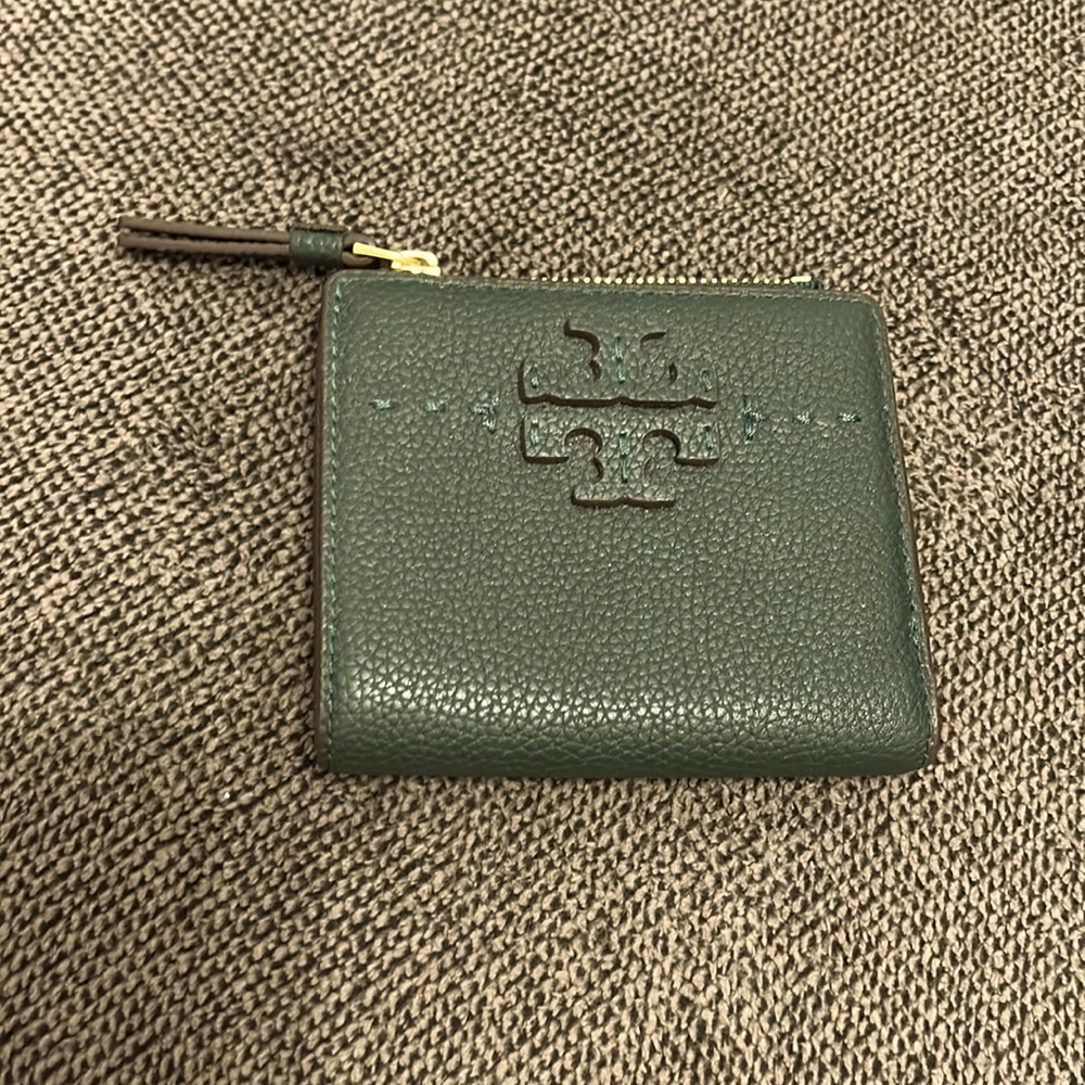 TORY BURCH McGraw Bi Fold Wallet Classic Zip Card Case Coin pine green. NWOT.